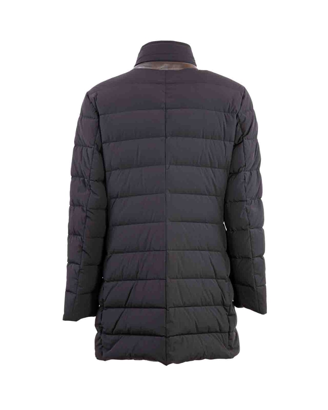 shop MOORER Saldi Cappotto: Moorer cappotto "Costanzo"dalla linea dritta appartenente alla linea Acqua.
Trapuntato a boudin monopetto e imbottito in piuma d’oca.
Realizzato in tessuto bielastico idrorepellente, compatto e resistente alla trazione.
Stacchino interno trapuntato rimovibile.
Doppia chiusura frontale.
Zip in metallo spazzolato a doppio cursore.
Bottoni in corno.
Tasche verticali sul petto.
Tasche a pattina sui fianchi.
Composizione: 88% Poliammidica,12% Poliuretanica.
Fabbricato in Italia.. COSTANZO KN-0402 number 3386175